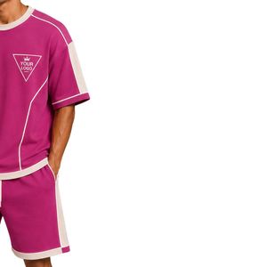 Ensemble T-shirt et short oversize rose fuchsia pour homme avec empiècements contrastants beiges, logo personnalisé, col rond, style streetwear décontracté, vente en gros - Product Image 4