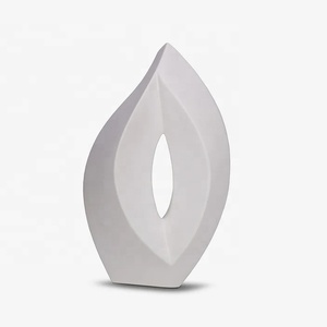Sculpture d'urne en métal blanc avec motif en forme de larme, accent décoratif pour cheminée, console et étagère - Product Image 2