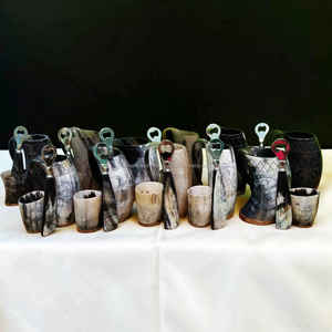 Jarra de cuerno estilo vikingo tallada a mano con abridor de botellas y vaso de chupito a precio económico - Product Image 4