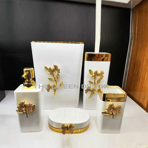 ชุดอุปกรณ์ห้องน้ำสแตนเลสสตีลทรงสี่เหลี่ยม 3 ชิ้น ลายลายนูนสวยงาม สีทองโบราณ - Product Image 4