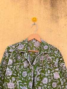 เสื้อคลุมนอนผ้าฝ้ายพิมพ์ลายดอกไม้สีเขียว แขนยาว คอปกแบบพับได้ สไตล์คลาสสิก ผ้าทอเนื้อนุ่ม ใส่ได้ในฤดูใบไม้ผลิสำหรับผู้หญิง - Product Image 4