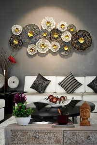 Décoration murale suspendue de luxe léger, sculpture murale ronde en métal doré et gris, motif floral superposé horizontal - Product Image 3