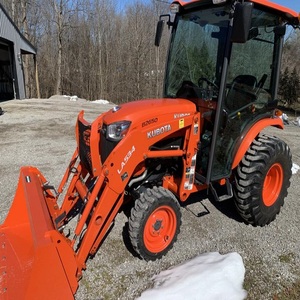 Tracteur compact professionnel Kubota 4x4, diesel, avec pompe intégrée, conçu pour l'efficacité agricole et de jardinage. - Product Image 4