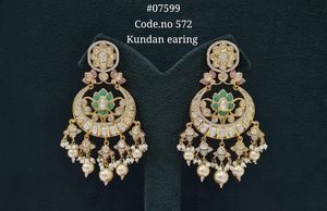 Boucles d'oreilles pendantes Kundan plaquées or, en laiton, à motifs floraux, style ethnique, pour femmes, pour mariage, fête, occasions festives. - Product Image 4