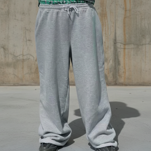 Pantalon de survêtement ample en coton French Terry de haute qualité, coupe droite et incurvée, rayé, avec cordon de serrage - Product Image 1