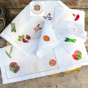 Légumes de jardin brodés sur lin naturel, qui ajoutent un charme rustique et campagnard, parfaits pour les dîners chaleureux et les tables de cuisine. - Product Image 4