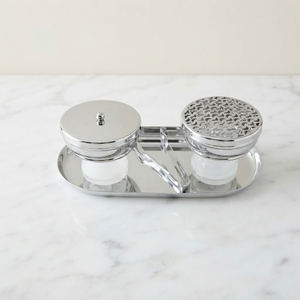 Ensemble de brûleurs d'encens luxueux en argent, surélevés par des bases élégantes en résine, accompagnés de couvercles en maille et d'une pince de service sur un plateau assorti. - Product Image 3