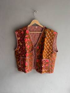 Chaleco Acolchado de Algodón con Estampado de Patchwork para Mujer, Chaqueta sin Mangas con Cuello Abotonado, Estilo Veraniego, Estampado a Mano, Reversible, REGALO PARA ELLA - Product Image 1