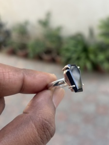 แหวนเงินแท้ 925 ทำมือ ดีไซน์คลาสสิกไม่ซ้ำใคร ประดับด้วยพลอยออนิกซ์สีดำธรรมชาติ  แบบสั่งทำพิเศษ ชุบทองคำขาว - Product Image 3