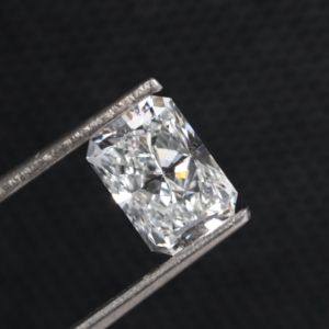 Diamant de laboratoire poli radiant 0,65 ct, couleur E, clarté VVS1, HPHT, certifié IGI, élégant pour bagues de fiançailles, vente en gros - Product Image 1