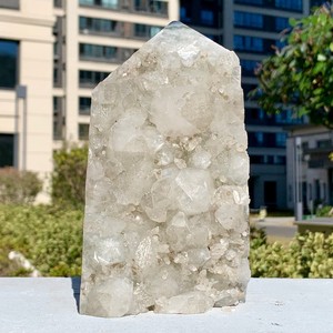 Cristaux noirs d'apophyllite naturelle avec spécimen de point de générateur de tour Stilbite Spécimen de pièces debout d'Inde - Product Image 5