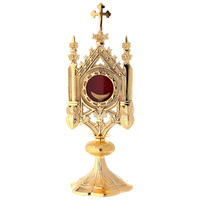 Relicario Religioso Decorativo Plateado con Centro Rojo y Cruz Superior, Diseño Tradicional Ornamentado, Decoración para Interiores del Hogar, Regalos para Iglesia
