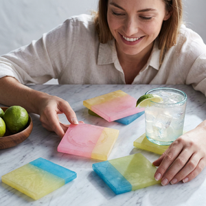 Posavasos Cuadrados Modernos de Resina, 5mm de Grosor, Antideslizantes, Ecológicos, Hechos a Mano, Lavables, en Rosa/Amarillo/Azul/Verde, para Decoración de Mesa - Product Image 1