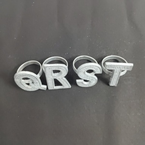 Anneau de serviette style vintage en aluminium, lettre Q R S T, pièce unique, boucle de serviette en métal alphabet pour la décoration de restaurants et boutiques - Product Image 6