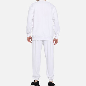 Conjunto deportivo moderno para hombre para uso diario informal con material suave, ajuste cómodo y diseño moderno. - Product Image 2