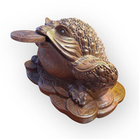Statue de crapaud en bois sculptée avec raffinement, présentée sur un autel dédié au Dieu de la Richesse et au Dieu de la Terre