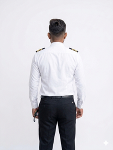 Chemise blanche à manches longues pour pilote homme avec épaulettes dorées et emblème d'ailes pour utilisation en avion. - Product Image 6