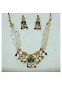 Ensemble de collier ethnique en or avec perles multirangs, pendentif vert et boucles d'oreilles de mariée - Product Image 3