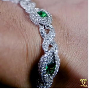 Elaborada con acabado en oro blanco de primera calidad y piedras engastadas a mano con detalles, esta pulsera ofrece una brillantez excepcional. - Product Image 3