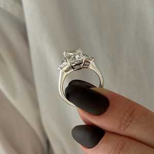 Anillo de Compromiso de Tres Piedras con Diamante Cultivado en Laboratorio de 4 Quilates, Corte Cojín Alargado, Anillo de Tres Piedras con Corte Cojín y Trillón, Certificado IGI - Product Image 3