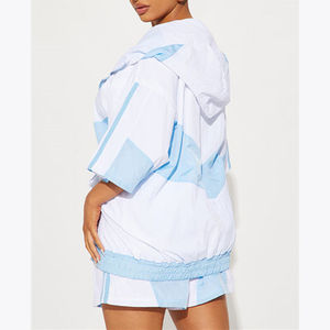 Ensemble coupe-vent court personnalisé avec logo pour femme – Ensemble short et coupe-vent en nylon pour femme - Product Image 3