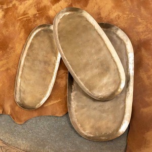 ถาดเสิร์ฟทองเหลืองตีขึ้นรูปด้วยมือ พร้อมพื้นผิวที่มีเอกลักษณ์และเสน่ห์ทางศิลปะ สำหรับตกแต่งโต๊ะ - Product Image 1