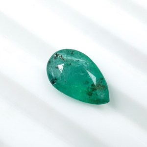 HAYAAT GEMS Esmeralda Zambiana de 1.70ct, Corte Esmeralda Verde, Facetada en Forma de Pera, 10.5x6.4x4.5MM para Joyería - Product Image 2