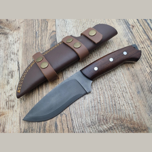 Couteau de chasse et de survie plein tang en acier Damas, lame pointue, manche en bois dur, étui en cuir, garantie 3 ans - Product Image 1