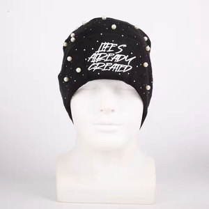 Bonnet en tricot tendance orné de pierres brillantes, bonnet d'hiver confortable en tricot avec accent en strass glamour - Product Image 1