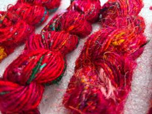Hilo de Seda Sari Ecológico de Color Rojo Primario, Hecho a Mano con Fibra Reciclada para Tejer a Mano, Crochet, Manualidades y DIY - Product Image 4