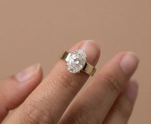 แหวนหมั้นเพชรโมอิสซาไนต์ทรงรีคลาสสิกจาก Lurba Jewels คุณภาพสูง วงแหวนแบนหนา ชุบทอง 18K ดีไซน์เรียบหรูสำหรับเจ้าสาว - Product Image 2