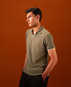เสื้อโปโลคอวีสีเขียวมะกอกสำหรับผู้ชาย แขนสั้น ทรงปกติ สวมใส่สบาย สีพื้น แต่งขอบผ้าถัก - Product Image 3