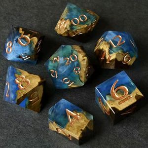 Ensemble de dés de jeu décoratifs écologiques en résine et bois rayé poli, artisanal, en bois naturel et résine pour jeux de table - Product Image 1