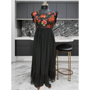 Atractivo Vestido Largo de Georgette con Estampado Negro - Product Image 2