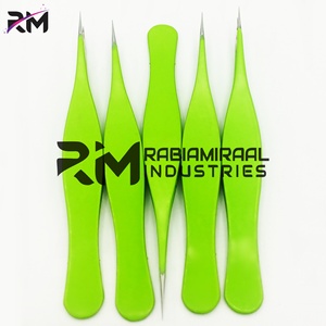 Pinzas para Cejas con Punta Inclinada de Diseño Personalizado, Producto en Tendencia RMI, Acero Inoxidable con Recubrimiento de Color Verde Polvo - Product Image 1