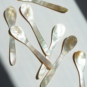 Cuillère à caviar faite à la main avec nacre Cuillère à coquille écologique pour un service délicat et un style de table - Product Image 3