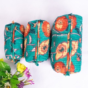 Trousse de maquillage matelassée en coton indien imprimée en bloc à la main, fermeture à glissière cosmétique de voyage réutilisable pour femme - Product Image 3