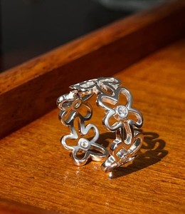Bague en argent de haute qualité avec motif floral, bijoux fins et élégants - Product Image 1