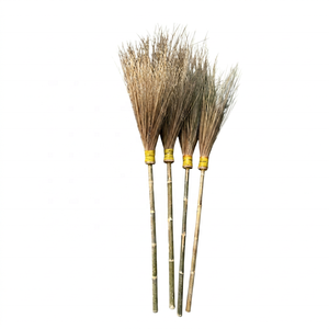 Balai à feuilles de coco pour jardin extérieur avec manche en bois et fibres de coco - Product Image 1