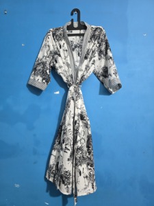 Bata Kimono Hecha a Mano 100% Algodón con Estampado Animal, Ligera y Transpirable para Verano, Cuello en V, Larga, Suave, con Cordón Ajustable - Product Image 2