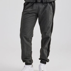 Ensemble de survêtement de luxe personnalisé pour homme, coupe oversize, coupe-vent réfléchissant, style streetwear, en polyester et nylon - Product Image 4