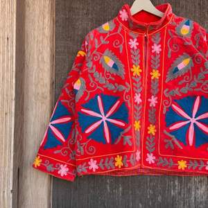 Chaqueta de terciopelo verde con bordado a mano, estilo bohemio, chaqueta bordada Suzani, chaqueta corta - Product Image 3