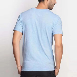 Camiseta Gráfica Azul Claro para Hombre, Diseño Nuevo, Rayas con Trazos Audaces, Estilo Casual de Verano, Cuello Redondo, Suave y Cómoda - Product Image 2