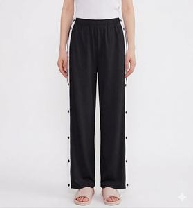 กางเกงวอร์มสปริงสปอร์ตพิมพ์โลโก้ตามสั่ง เนื้อผ้าสแปนเด็กซ์น้ำหนักเบา สวมใส่สบาย มีกระดุมแป๊กด้านข้างทั้งสองข้าง กางเกงแทรคแบบ unisex รับผลิตแบบ OEM ODM - Product Image 2