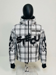 Veste technique à carreaux blancs et noirs, grand logo appliqué, imprimé flamme sur les manches, fermeture éclair étanche, OEM/ODM - Product Image 3
