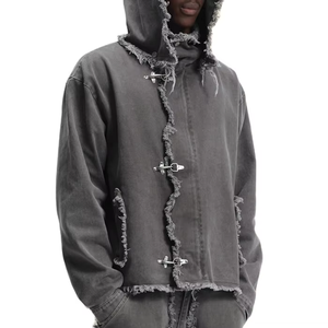 แจ็คเก็ตคาร์โก้สไตล์วินเทจผ้ายีนส์ฟอกทรายปะติดปะต่อสำหรับผู้ชาย มีฮู้ดถอดได้ ขอบเสื้อฉีกขาด สไตล์ฮิปฮอป ปักโลโก้ด้านหน้า - Product Image 1