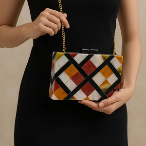 Pochette de luxe artisanale en bois et résine, durable et écologique, avec incrustation géométrique, sac à bandoulière avec chaîne, bouton et logo personnalisé - Product Image 2