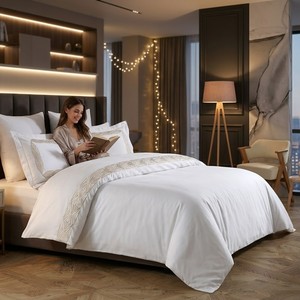 Parure de lit de luxe brodée géométrique dorée, ensemble de couette en coton blanc premium pour hôtel avec taies d'oreiller à revers assorties - Product Image 3