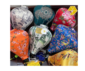 Linterna de Seda Hoi An Multicolor con Patrón Floral de Bambú, Linterna Decorativa para Exteriores, Colores Surtidos, Linterna de Satén - Product Image 1