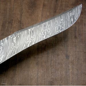 Couteau de chasse Bowie personnalisé en acier Damas fait main, fourreau en cuir et bois de rose, forgé, ultra-affûté, 58HRC, haute durabilité - Product Image 3